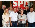 Bild: gf
Der mit großer Mehrheit gewählte Vorstand des SPD-Unterbezirks Amberg-Sulzbach-Neumarkt. (von links): Dieter Weiß, Simone Böhm-Donhauser, Bettina Moser, Georg Söldner, Uwe Bergmann, Daniel Reichenberger, Gertrud Heßlinger, Lukas Plößl und Johannes Foitzik. Nicht auf dem Foto ist die wiedergewählte Schatzmeisterin Danielle Strahl.