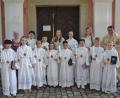 Bild: gi
Acht Kinder feierten mit Pfarrer Udo Klösel Erstkommunion in der Wieskirche. Dazu gratulierte auch Schulleiterin Ulrike Uhlemann.