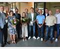Bild: jr
Bei der offiziellen Eröffnung am Samstagvormittag waren mit dabei: (von links) Norbert Schmeller mit Gattin Elke, Bürgermeister Stefan Grillmeier, Lisa Frank (Partnerin von Felix Schmeller), Hans-Georg Schön, Felix Schmeller, Peter Biersack, Dr. Alfred Scheidler, Florian Rieder, Thomas Zetzl und Matthias Rösch.