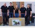 Bild: le
Die Gewinnerin des Flosser Preisrätsels erhält einen Tretschlepper. Von links: Helmut Baumgart, Andreas Alberti, Siegerin Anja Portner, BBV-Ortssprecher Markus Schieder und Rainer Bock.