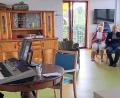 Bild: rgr
Tatjana Walter vom Musikverein "Klingende Töne" unterhält die Senioren in der Caritas-Tagespflege "Arche" mit Volksliedern.