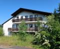 Bild: bsc
Das einstige Kurhotel am Höhenweg auf dem Schusterberg befindet sich seit rund 20 Jahren im Dornröschenschlaf. In der jüngsten Gemeinderatssitzung Friedenfels war es wieder einmal ein Thema.