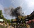Bild: zema-medien/dpa
Rauch ist über einem Gebäude im Europa-Park zu sehen. Im Europa-Park in Rust ist ein Brand ausgebrochen.