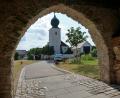 Bild: tra
Auf dem Platz zwischen Torhaus und Kirche findet der weltliche Teil der Kirchweih im Ort Hirschwald statt.