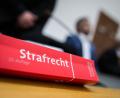 Symbolbild: Frank Rumpenhorst
Zu ihrem angesetzten Strafprozess erschienen die beiden mutmaßlichen Schleuser nicht. Jetzt wird nach ihnen gefahndet.