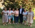 Bild: Richard Buron/exb
Ursula Schmid (Mitte) inmitten ihrer Töchter Andrea, Petra, Brigitte, Rosemarie und Uschi (von links) zusammen mit Bürgermeister Franz Grabinger.