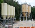 Bild: Petra Hartl
Der Unterschied ist gewaltig: Links die alten Streusalz-Silos mit je 50 Tonnen Kapazität, die neuen Behälter rechts fassen je 240 Tonnen. Nun kann der Sulzbach-Rosenberger Bauhof insgesamt 680 Tonnen Salz einlagern – und kommt damit erstmals über den Winter.