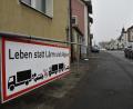 Bild: Petra Hartl
Plakat der Befürworter der geplanten Kümmersbrucker Westumgehung an der Vilstalstraße in Haselmühl.