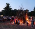 Bild: mab
Durch Kinder der Kolpingfamilie wurde das Feuer vor hunderten Besuchern entzündet.