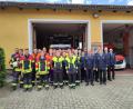 Bild: öt
13 junge Wehrfrauen und -männer schlossen die Truppführerausbildung der Feuerwehr mit Erfolg ab. Unsere Aufnahme zeigt (links) im Löschanzug die Prüfungsabsolventen sowie (rechts hinten) die Kommandanten der beteiligten Wehren mit den Ausbildern und Prüfern Kreisbrandmeister Peter Prechtl (vorne von rechts) und Kreisbrandmeister Florian Braunreuther.