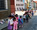 Bild: mas
Ein langer Festzug bewegte sich von St. Georg vorbei am Landratsamt zum Kindergarten St. Martin.