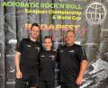 Bild: Schmid/exb
Das Quick-Feet-Paar Dominik Stubenvoll und Antonia Schmid mit Heimtrainer Bernd Peter (von links).