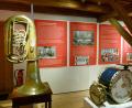 Bild: rn
Aus dem Egerländer Graslitz, weltberühmt für seine Erzeugung von Blasinstrumenten, stammt die etwa 100 Jahre alte Tuba des Aign-Maxn-Sepp.