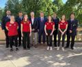 Bild: Christine Hollederer/exb
Landrat Richard Reisinger und Bürgermeister Stefan Braun (5. und 6. von links) übernehmen die Schirmherrschaft für das Fest zum Jubiläum der Feuerwehren aus Pfaffenhofen und Kastl.