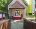 Bild: jzk
„Im Herzen Jesu tritt uns die Liebe Gottes sichtbar entgegen“, betonte Pfarrer Heribert Stretz 
beim Festgottesdienst vor der Herz-Jesu Kapelle in Reuth.
