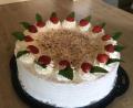 Bild: Irma Held
Die Erdbeerwelle ist nicht nur hübsch anzusehen. In ihr verbirgt sich ein leckerer Biskuitteig und eine sahnige Creme mit frischen Erdbeeren.