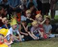 Bild: dob
In ein buntes Farbenland auf einer Insel, die sanft vom Meer umspült wird, entführten die Buben und Mädchen aus der Kindertagesstätte Don Bosco die Besucher beim Pfarrfest und ernteten dafür tosenden Applaus.