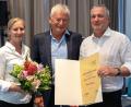 Bild: Guenter Uschold
Ernst Werner (Mitte) war zwölf Jahre Vizepräsident Bildung im Bayerischen Handballverband. Für seine Verdienste wurde der Weidener beim Verbandstag in Bad Brückenau ausgezeichnet. Geschäftsführerin Stefanie van Eck und Präsident Georg Clarke ehrten den langjährigen Funktionär.