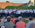 Bild: wku
Bei strahlendem Sonnenschein konnten die Gäste im Kürmreuther Kirchhof die Sommerserenade genießen.