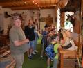Bild: gi
Der Leiter des Jagdmuseums im Schloss Burgtreswitz Martin Götz erzählte den Kindern der Ferienbetreuung viele Dinge über die Tiere in Wald und Flur und deren Schutz durch die Jäger.