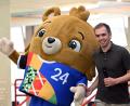Bild: Federico Gambarini/dpa
Philipp Lahm und das offizielle Maskottchen der EM 2024.