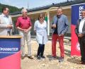 Bild: Hirsch
Die Vertreter der Marianne-und Reinhard-Wolf-Stiftung, Heiner Sauren (Zweiter von rechts) und Fritz Neumüller (Zweiter von links) erklärten an der Baustelle, wie wichtig ihnen die Unterstützung der Hospiz-Arbeit sei. Johanniter-Regionalvorstand Martin Steinkirchner (rechts) bedankte sich für die Spende.