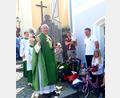Bild: Marina Lohrer/exb
Pfarrer Herbert Rösl segnete die Lieblingsfahrzeuge der Kinder.