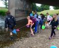 Bild: Kunz
Mit Keschern bewaffnet, erkunden die Viertklässler der Clausnitzerschule den Flutkanal.