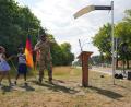 Bild: Natalie Simmel/US-Armee
Colonel Kevin Poole laut der Mitteilung des US-Militärs, Kommandeur der US-Garnison Bayern enthüllt zusammen mit zwei Kindern das neue Straßenschild am Truppenübungsplatz Grafenwöhr.