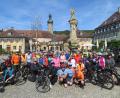 Bild: exb 
Die Radgruppe vor dem Schloss in Weikersheim.