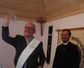 Bild: u
Die kirchliche Segnung des Trachtler-Vereinsheims nehmen Diakon Richard Sellmeyer (links) und Pfarrer Stefan R. Fischer vor.