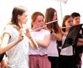 Bild: no
Querflötistinnen von Illbirgis Klimperkiste mit einer der Leiterinnen, Agnes Hollweck (rechts), bei ihrem musikalischen Beitrag zum Diakonie-Gemeindefest in Illschwang.