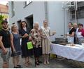 Bild: gi
Beim Holunderfest des Frauenbundes begrüßen die Vorsitzenden Angelika Hierold (Dritte von links) und Maria Bäumler (Zweite von links) Holunderkönigin Monika Hirtreiter mit ihrem Mann Johann. Darüber freut sich besonders Oma Lina Bernhard an ihrer Seite. Auch die drei Bäckerinnen strahlen.