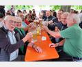 Bild: bsc
Fröhlich feierten die vielen Gäste beim Weinfest der Frauenreuther Sportschützen.