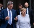 Bild: Sven Hoppe/dpa
Bayerns Ministerpräsident Markus Söder begrüßt Altkanzlerin Angela Merkel vor der Residenz.