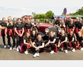 Bild: Welnhofer/exb
Einige Oldtimerfahrer steuerten am Sonntag das Familienfest an. Dieses Exemplar war gleich von den Mädchen der Tanzgruppe umringt.