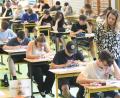 Bild: Gabi Schönberger
Realschüler sitzen hier in der Lobkowitz-Realschule in Neustadt am Dienstag über der Deutschprüfung. Die Abschlusstests an den Realschulen haben begonnen.