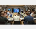 Bild: eib
CeBB-Leiterin Dr. Veronika Hofinger (stehend) zeigt in ihren einleitenden Worten bei der Konferenz eine von vielen interessanten Publikationen zum Grünen Band.
