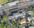Bild: mür
Der Wiesauer Bahnhof ist der größte im Landkreis Tirschenreuth. Das Empfangsgebäude ist seit einigen Jahren im Besitz des Marktes Wiesau, der den Umbau zum repräsentativen Kulturbahnhof gestartet hat. Die Baustelle wird auch von Security-Kräften gesichert, nachdem es einige Fälle von Vandalismus gab.