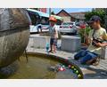 Bild: kki
Einen ganz dicken Fisch hatten Ludwig und Niklas gleichzeitig aus dem Dorfbrunnen gezogen, bei den Temperaturen eine willkommene Abkühlung.
