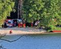 Bild: R. Kreuzer
Über Stunden suchen die Einsatzkräfte am Manteler Badeweiher nach einer Frau.