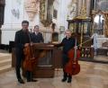 Bild: Stefanie Heinrich/exb
Wen-Sinn Yang zusammen mit Andreas Sagstetter und Hermann Heinrich (rechts) beim Konzert in der Basilika Waldsassen.