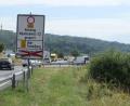 Bild: Udo Bartsch/fph
Am Stadtrand von Bayreuth weist das Schild auf die Sperrung der B 303 hin und leitet den Verkehr über Fichtelberg nach Marktredwitz.