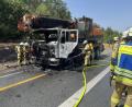 Bild: Kreisbrandinspektion Schwandorf/exb
Auf der A 93 bei Schwandorf ist ein Autokran voll ausgebrannt.