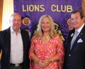 Bild: Lions Club Schwandorf/exb
Renate Ahrens (Mitte) ist die erste Präsidentin des Lions Club Schwandorf in dessen 38-jähriger Geschichte. Links ihr Vorgänger Torsten Conrad, rechts Lions-Governor Franz Göhl.