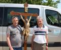 Bild: mrr
Christian Donhauser (links) wurde im Namen der Pfarrei Rieden von Wallfahrtsleiter Josef Weinfurtner für 40 Jahre Busbegleitung der Wallfahrer geehrt.