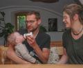 Bild: cvl
Maximilian lehnt sich entspannt zurück, beginnt an der Flasche zu nuckeln und schaut dabei seinem Papa unverwandt in die Augen. Florian Hör: „Er findet uns halt einfach beide toll!“