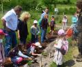 Bild: jp
Die Kastler Kindergartenkinder waren mit dem Naturparkranger Jonas Nelhiebel (rechts) auf Fledermaussuche. Danach legten sie unter den Augen der Bürgermeister Stefan Braun und Albert Geitner (links) ein Blumenbeet an.