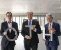 Bild: OTH Regensburg/Florian Hammerich
Feiern die OTH: Ralph Schneider, Präsident der OTH Regensburg, Albert Füracker, Finanz- und Heimatminister und Clemens Bulitta, Präsident der OTH Amberg-Weiden.