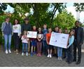 Bild: kki
Über die Spende freuen sich (von links) Tanja Herzer, Johanna Lakomski, sowie Eric Frenzel mit Tochter. Pfarrer Jaison Thomas (rechts) und die Kommunionkinder übergeben den Spendenscheck.